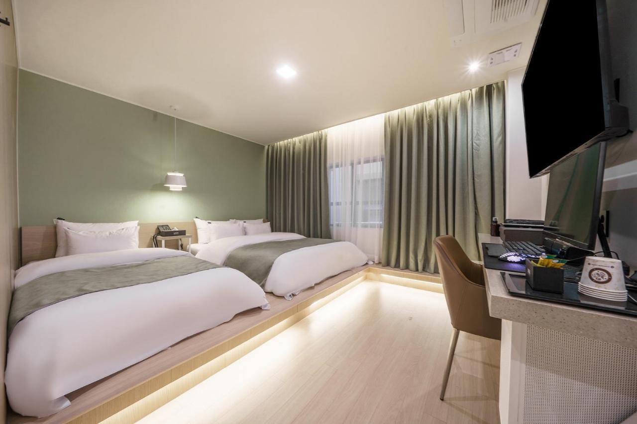 פייונגטק Hotel Maria מראה חיצוני תמונה